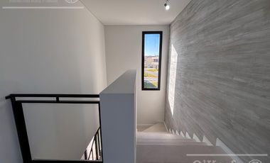 CASA DE CATEGORIA EN VENTA GREENVILLE HUDSON A ESTRENAR 4 AMBIENTES CON PISCINA