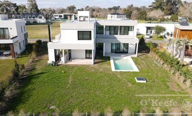 CASA DE CATEGORIA EN VENTA GREENVILLE HUDSON A ESTRENAR 4 AMBIENTES CON PISCINA