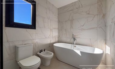 CASA DE CATEGORIA EN VENTA GREENVILLE HUDSON A ESTRENAR 4 AMBIENTES CON PISCINA