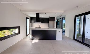 CASA DE CATEGORIA EN VENTA GREENVILLE HUDSON A ESTRENAR 4 AMBIENTES CON PISCINA