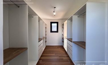CASA DE CATEGORIA EN VENTA GREENVILLE HUDSON A ESTRENAR 4 AMBIENTES CON PISCINA