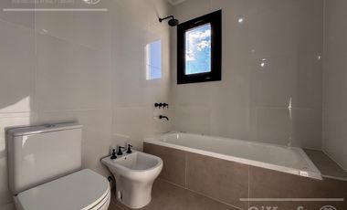 CASA DE CATEGORIA EN VENTA GREENVILLE HUDSON A ESTRENAR 4 AMBIENTES CON PISCINA