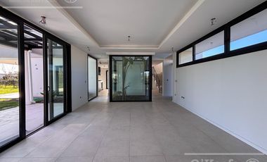 CASA DE CATEGORIA EN VENTA GREENVILLE HUDSON A ESTRENAR 4 AMBIENTES CON PISCINA