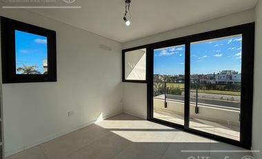 CASA DE CATEGORIA EN VENTA GREENVILLE HUDSON A ESTRENAR 4 AMBIENTES CON PISCINA