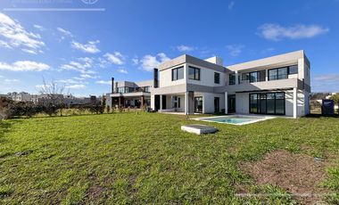 CASA DE CATEGORIA EN VENTA GREENVILLE HUDSON A ESTRENAR 4 AMBIENTES CON PISCINA