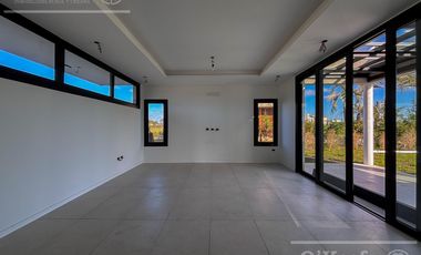 CASA DE CATEGORIA EN VENTA GREENVILLE HUDSON A ESTRENAR 4 AMBIENTES CON PISCINA