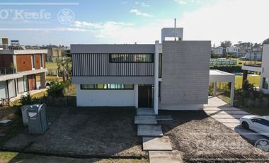 CASA DE CATEGORIA EN VENTA GREENVILLE HUDSON A ESTRENAR 4 AMBIENTES CON PISCINA