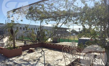 Gran casa en esquina con terraza, quincho y vista al estadio – A metros de Mitre - Apta Crédito