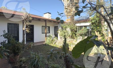 Gran casa en esquina con terraza, quincho y vista al estadio – A metros de Mitre - Apta Crédito
