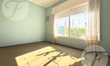 Gran casa en esquina con terraza, quincho y vista al estadio – A metros de Mitre - Apta Crédito