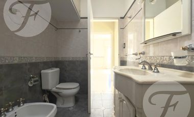 Gran casa en esquina con terraza, quincho y vista al estadio – A metros de Mitre - Apta Crédito