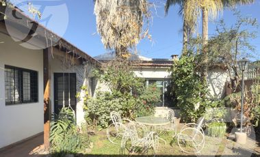 Gran casa en esquina con terraza, quincho y vista al estadio – A metros de Mitre - Apta Crédito