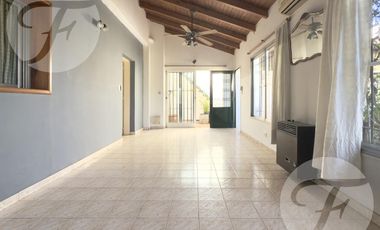 Gran casa en esquina con terraza, quincho y vista al estadio – A metros de Mitre - Apta Crédito