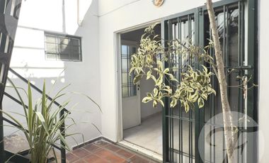 Gran casa en esquina con terraza, quincho y vista al estadio – A metros de Mitre - Apta Crédito
