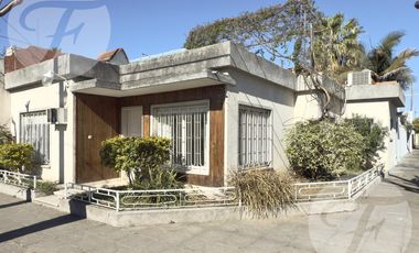 Gran casa en esquina con terraza, quincho y vista al estadio – A metros de Mitre - Apta Crédito