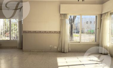 Gran casa en esquina con terraza, quincho y vista al estadio – A metros de Mitre - Apta Crédito