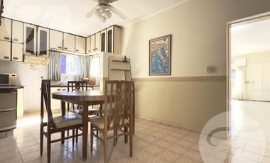 Gran casa en esquina con terraza, quincho y vista al estadio – A metros de Mitre - Apta Crédito