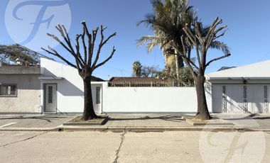 Gran casa en esquina con terraza, quincho y vista al estadio – A metros de Mitre - Apta Crédito