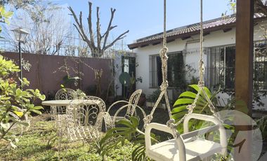 Gran casa en esquina con terraza, quincho y vista al estadio – A metros de Mitre - Apta Crédito