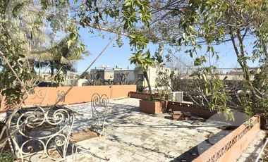 Gran casa en esquina con terraza, quincho y vista al estadio – A metros de Mitre - Apta Crédito