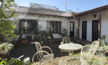 Gran casa en esquina con terraza, quincho y vista al estadio – A metros de Mitre - Apta Crédito