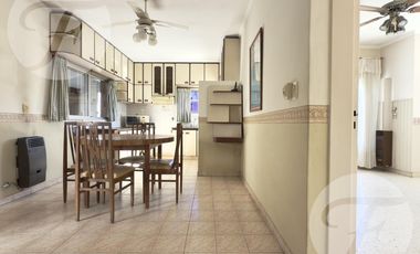 Gran casa en esquina con terraza, quincho y vista al estadio – A metros de Mitre - Apta Crédito