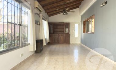 Gran casa en esquina con terraza, quincho y vista al estadio – A metros de Mitre - Apta Crédito