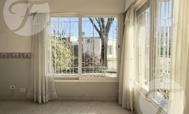 Gran casa en esquina con terraza, quincho y vista al estadio – A metros de Mitre - Apta Crédito