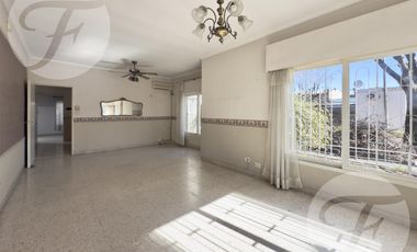 Gran casa en esquina con terraza, quincho y vista al estadio – A metros de Mitre - Apta Crédito