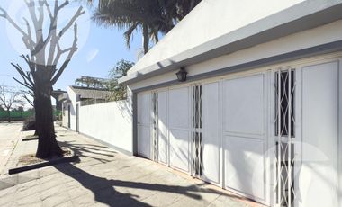 Gran casa en esquina con terraza, quincho y vista al estadio – A metros de Mitre - Apta Crédito