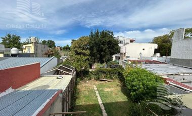 Casa de 2 Plantas con Jardín en Venta en Villa Adelina