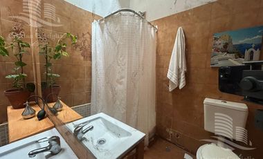 Casa de 2 Plantas con Jardín en Venta en Villa Adelina