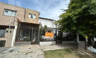 Casa de 2 Plantas con Jardín en Venta en Villa Adelina