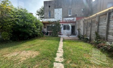 Casa de 2 Plantas con Jardín en Venta en Villa Adelina
