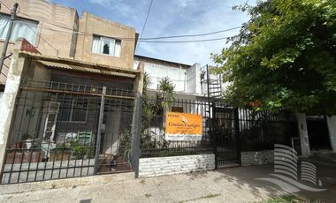 Casa de 2 Plantas con Jardín en Venta en Villa Adelina