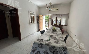 Casa de 2 Plantas con Jardín en Venta en Villa Adelina