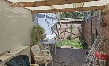 Casa de 2 Plantas con Jardín en Venta en Villa Adelina