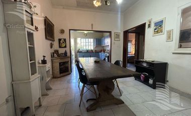Casa de 2 Plantas con Jardín en Venta en Villa Adelina