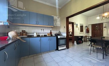 Casa de 2 Plantas con Jardín en Venta en Villa Adelina