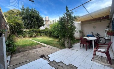 Casa de 2 Plantas con Jardín en Venta en Villa Adelina