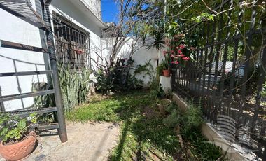 Casa de 2 Plantas con Jardín en Venta en Villa Adelina