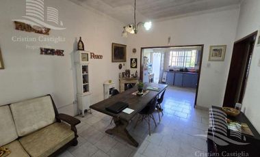 Casa de 2 Plantas con Jardín en Venta en Villa Adelina