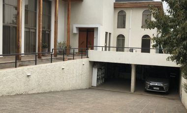Casa en venta c/ estacionamiento en Avenida San Juan