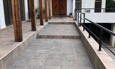 Casa en venta c/ estacionamiento en Avenida San Juan