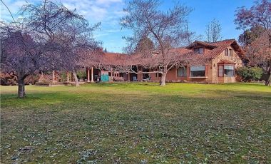 SE VENDE AMPLIA CASA AV. LAS RASTRAS.