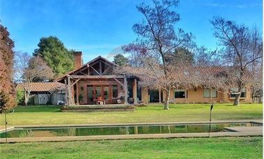 SE VENDE AMPLIA CASA AV. LAS RASTRAS.