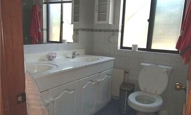 SE VENDE AMPLIA CASA AV. LAS RASTRAS.