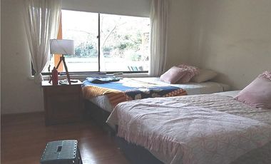 SE VENDE AMPLIA CASA AV. LAS RASTRAS.