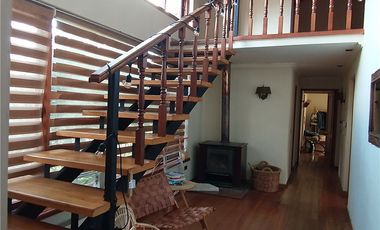 SE VENDE AMPLIA CASA AV. LAS RASTRAS.