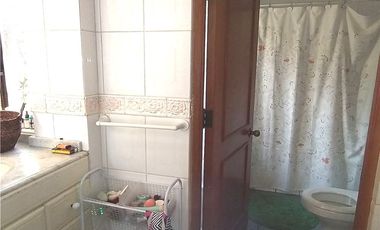 SE VENDE AMPLIA CASA AV. LAS RASTRAS.